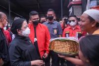 Ditemani Wali Kota Medan, Puan Cek Harga Telur di Toba