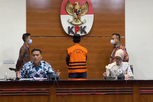 Amri ditahan usai diperiksa sebagai tersangka kasus dugaan suap persetujuan izin prinsip pembangunan cabang Alfamidi pada 2020 di Kota Ambon.