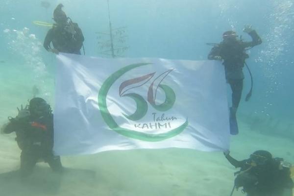 Aksi bawah laut tersebut melibatkan lima kader HMI-wan dan tiga HMI-Wati Komisariat Kelautan Universitas Hasanuddin