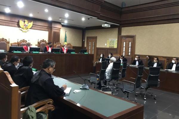 Salah satu terdakwa dalam kasus ini ialah Komisaris PT Wilmar Nabati Indonesia Master Parulian Tumanggor