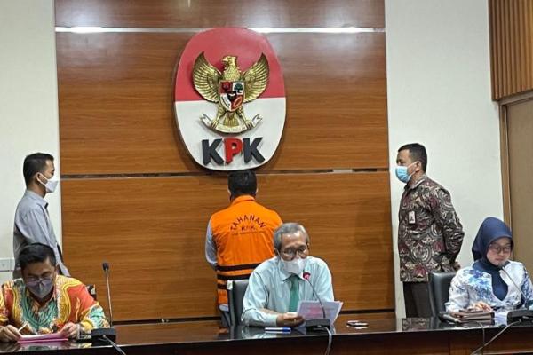 Marten Toding ditetapkan sebagai tersangka karena diduga menyuap Bupati Mamberamo Tengah Ricky Ham Pagawak. 