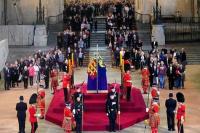 Pengawal Kerajaan Pingsan Saat Sedang Jaga Peti Ratu Elizabeth