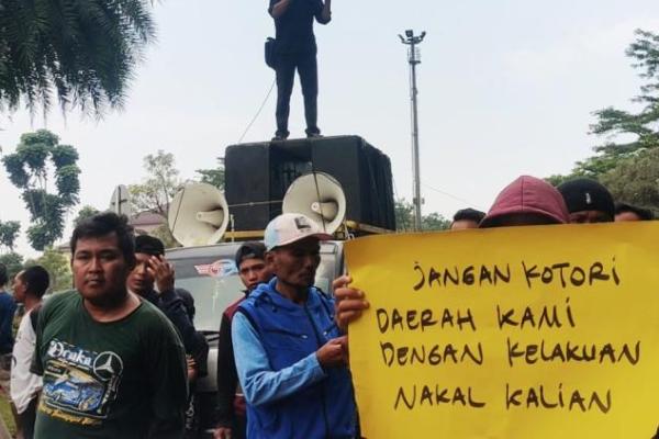 Sudah sangat kesal, sekelompok warga geruduk lokasi Padi Padi Picnic di Tangerang. 