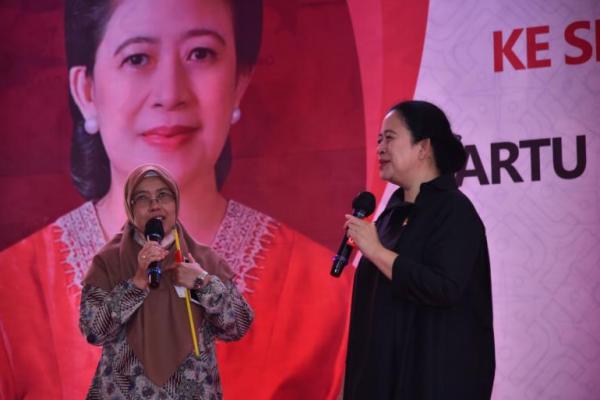 Ketua DPR RI Puan Maharani menyerahkan bantuan Program Indonesia Pintar (PIP) kepada sejumlah siswa di Semarang, Jawa Tengah.