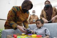 Beri Semangat, Mensos Risma Kunjungi Bocah Penderita Tulang Rapuh