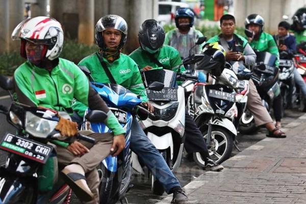 Ojek online (ojol) tidak masuk dalam aturan yang berlaku terkait pemberian tunjangan hari raya (THR) bagi pekerja karena memiliki hubungan kerja kemitraan