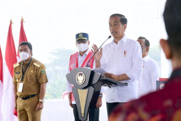 Jokowi menegaskan bahwa semua pihak harus menghormati proses hukum, termasuk Lukas Enembe.