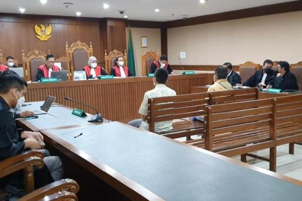 Perbuatan itu dilakukan bersama-sama PT Tuah Sejati. Perusahaan tersebut juga dijatuhi hukuman serupa.