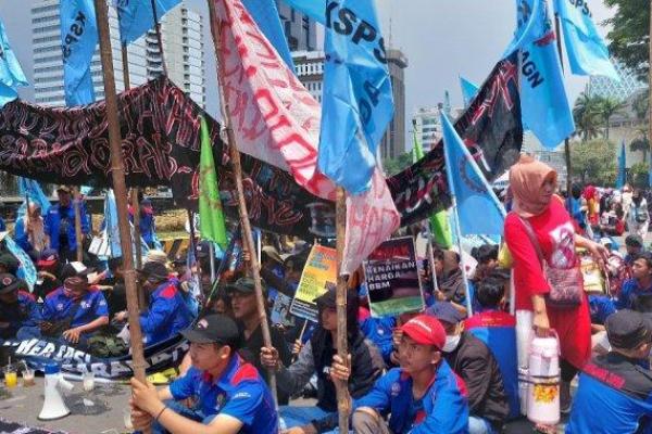 Menurut Ketua Kongres Aliansi Serikat Buruh Indonesia (KASBI) Nining Elitos, sejumlah aliansi buruh yang menggelar demonstrasi yakni Komite Nasional Pembaruan Agraria dan Gerakan Buruh Bersama Rakyat.