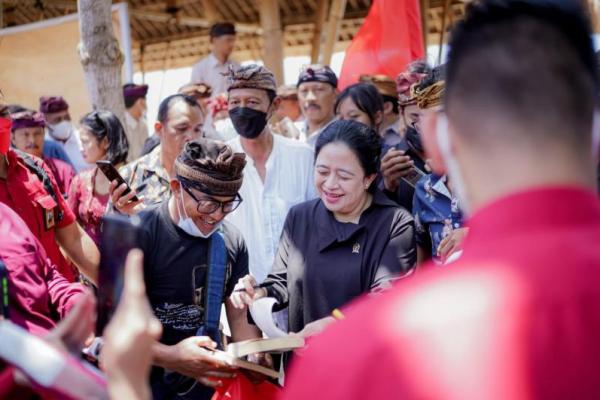 Sekitar 2.500 warga menunggu kehadiran Puan di Pantai Pandawa, Badung, Bali, sejak pagi, Rabu (28/9).