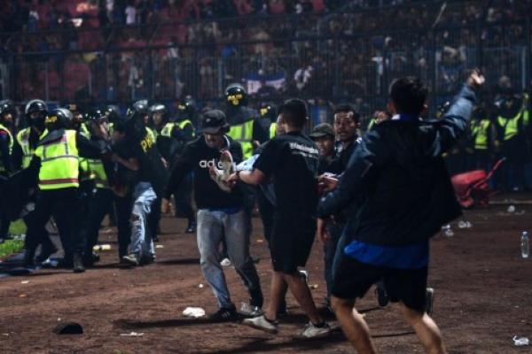 Jumlah penonton yang datang saat pertandingan Arema FC melawan Persabaya melampaui kapasitas Stadion Kanjuruhan.