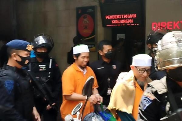 Polda Metro Jaya melimpahkan sepuluh tersangka yang terlibat dalam organisasi Khilafatul Muslimin. 