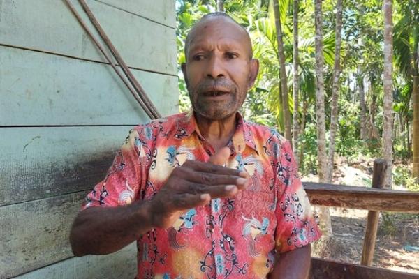 Warga Papua, khususnya yang masih berada di kediaman Lukas Enembe untuk kembali ke rumah masing - masing agar tim dari KPK dapat menjalankan tugasnya melakukan pemeriksaan terhadap sang Gubernur.