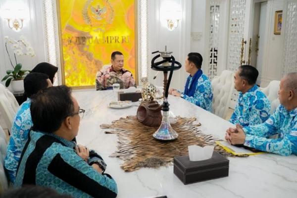 Dalam membenahi sistem pendidikan nasional, pemerintah melalui Kementerian Pendidikan dan Kebudayaan harus memulai dengan meningkatkan kompetensi guru.