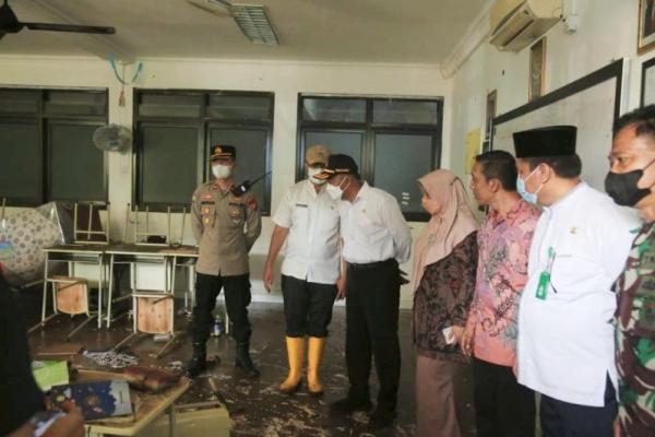 Menko PMK Kunjungi Lokasi Robohnya Tembok MTsN 19 Jakarta