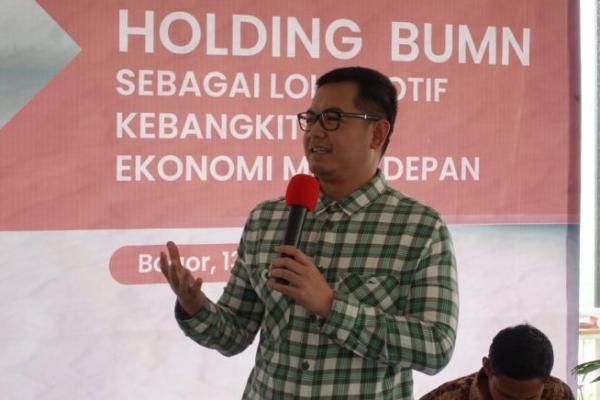 Bersama warga di Kabupaten Bogor, Jawa Barat, Tommy Kurniawan memberi penjelasan untu mendorong inklusi keuangan wilayah.
