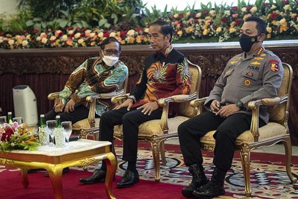 Permintaan itu disampaikan Jokowi saat melakukan pengarahan kepada pejabat utama Polri seluruh Indonesia di Istana Negara, Jumat (14/10).