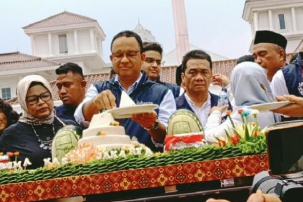 Perpisahan Anies-Ariza potong tumpeng 