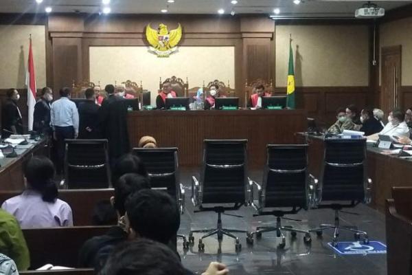 Mangkir lagi, Ketua Majelis Hakim Pengadilan Negeri Jakarta Pusat meminta Mantan Mendag M Lutfi dihadirkan paksa. 