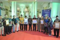 Gus Halim Berikan Penghargaan bagi Kepala Daerah dan Kepala Desa Mandiri di Jawa Barat