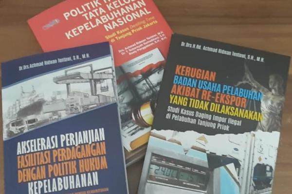 Achmad Ridwan, Pengamat Kemaritiman dari Indonesia Maritime, Transportation and Logistics Watch (IMLOW) itu, melalui bukunya mengulas secara komprehensif persoalan tarif-tarif kepelabuhanan, digitalisasi logistik, Delivery Order (DO) online, dan Indonesia National Single Window (INSW).