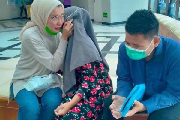Arzeti Bilbina inspeksi mendadak ke RSUD dr. Soetomo Surabaya untuk memastikan kasus Gangguan Ginjal Akut anak. 