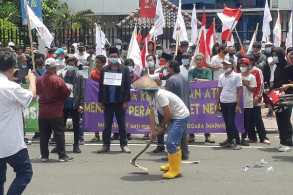 Mafia tanah ini terkait dugaan pelanggaran hukum berupa penyalahgunaan pemanfaatan lahan Inhutani II di Kabupaten Kotabaru, Kalimantan Selatan.