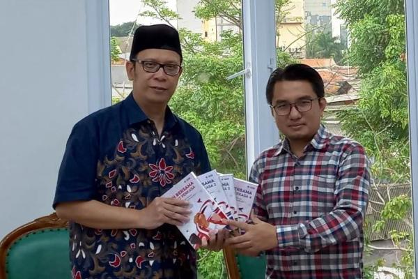 Buku tersebut ditulis oleh 150 penulis se-Indonesia dalam berbagai topik seperti pendidikan, moderasi, luar negeri, pangan, transformasi digital