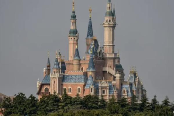 Kasus COVID-19 Naik, Pengunjung Terjebak di Shanghai Disney Resort.