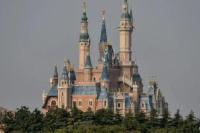 Kasus COVID-19 Naik, Pengunjung Terjebak di Shanghai Disney Resort
