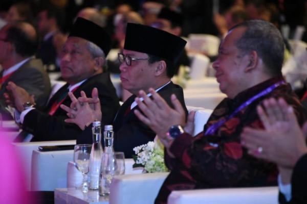 Lewat sila pertama Pancasila, Bung Karno berkali-kali menekankan bahwa semua rakyat Indonesia harus bertuhan sambil harus menghormati agama-agama di luar agama mereka.