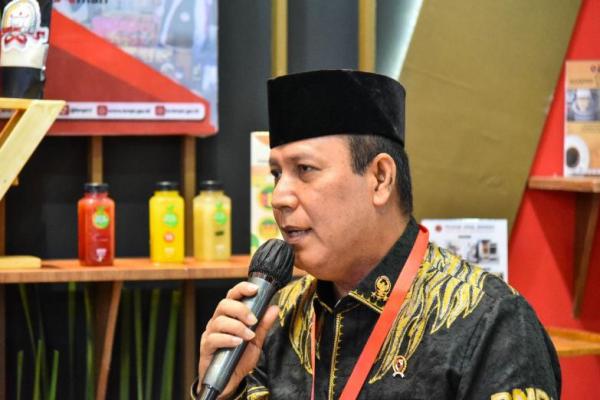 Kita lawan terorisme dengan pertahanan semesta dalam menghadapi ideologi terorisme salah satunya melalui warung NKRI ini.