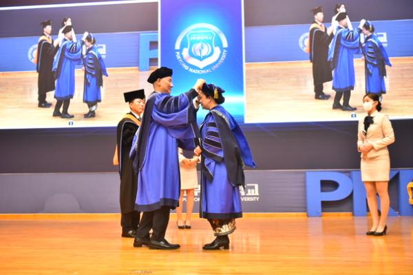 Ketua DPR RI Puan Maharani melakukan penanaman pohon usai memperoleh gelar Doktor Honoris Causa Bidang Ilmu Politik dari PKNU, Korea Selatan.