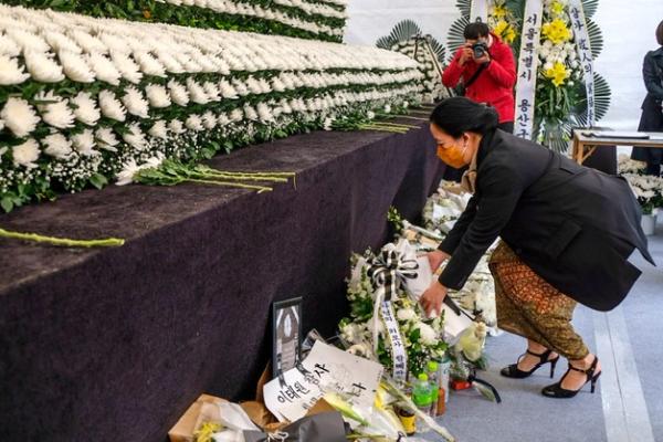 Sebelum meletakkan karangan bunga, Puan dan Megawati memanjatkan doa bagi korban Tragedi Itaewon. Keduanya lalu meletakkan karangan bunga di Memorial korban Tragedi Itaewon yang berada di ujung jalan kawasan tersebut.