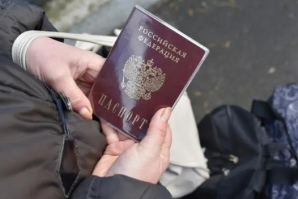 UE Tidak akan Akui Paspor Rusia dari Wilayah Ukraina yang Dicaplok.