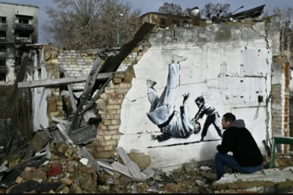 Mural Seniman Jalanan Inggris Hadir di Bangunan Rusak di Ukraina.