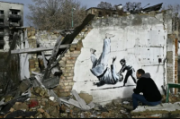 Mural Seniman Jalanan Inggris Hadir di Bangunan Rusak di Ukraina