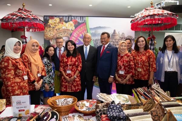 Dekorasi stan bergaya Bali dan latar belakang foto-foto destinasi favorit Wonderful Indonesia telah sukses menarik minat Presiden Portugal