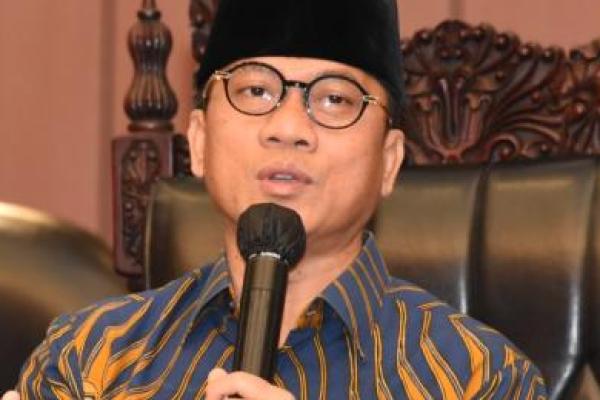 MPR masih mempunyai wewenang tertinggi yakni menetapkan dan mengubah UUD.