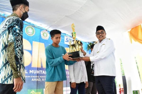 Jazilul Fawaid mengaku sanggat bangga atas prestasi yang berhasil diukir para siswa SMP dan SMK Ponpes Modern Sunanul Muhtadin.