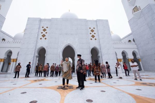 Perempuan pertama yang menjabat sebagai Ketua DPR RI itu kemudian diajak berkeliling area masjid. Puan meninjau mulai dari teras, ruang utama masjid, hingga tempat wudhu.