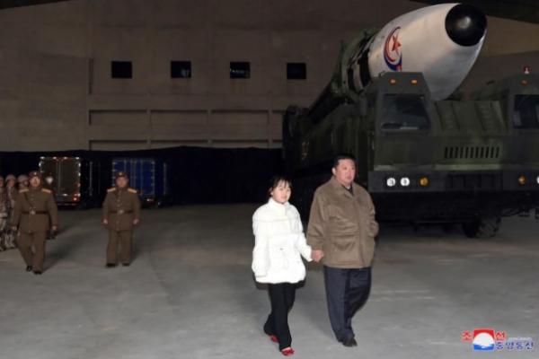 Kim Jong Un Bawa Putrinya Awasi Peluncuran Rudal Balistik Antarbenua.
