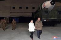 Kim Jong Un Bawa Putrinya Awasi Peluncuran Rudal Balistik Antarbenua
