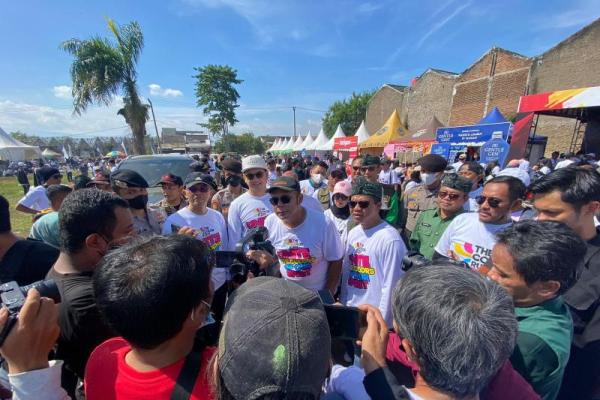 Puluhan Ribu Warga Bandung Hadiri Color Run Soljer Ceria PKB