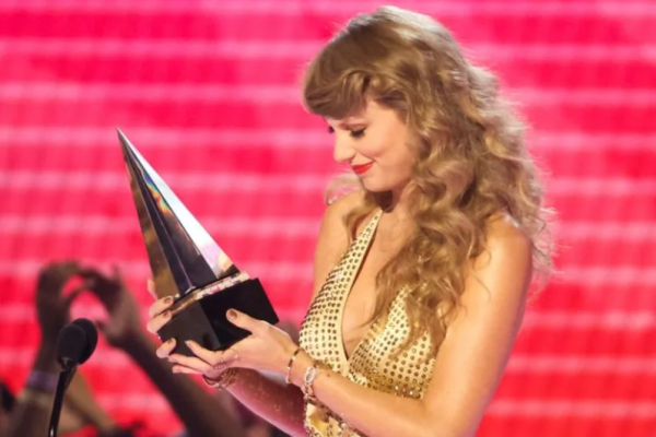 Selamat, Taylor Swift Menangkan Penghargaan Katergori Artist of the Year AMA 2022.
