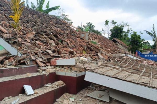 Dwikorita mengatakan gempa tersebut diakibatkan adanya pergerakan dari sesar cimandiri. Di mana, kedalaman pusat gempa sekitar 10 kilometer.