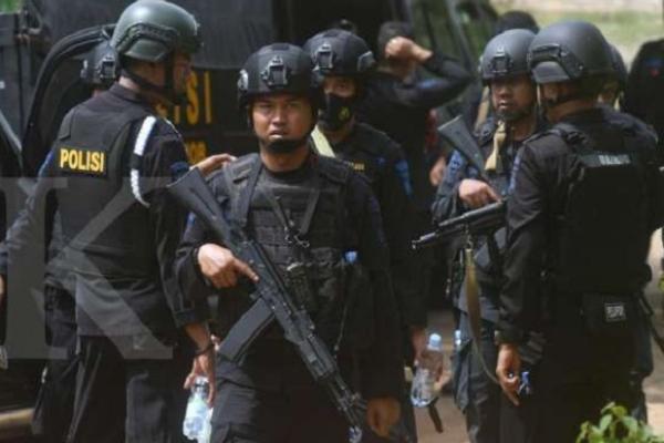 Densus 88 Antiteror Polri menangkap dua orang tersangka terorisme Jaringan Islamiyah (JI) dan Jamaah Ansharut Daulah (JAD).