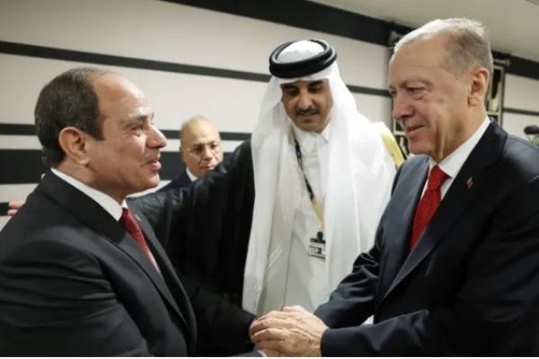 Momen Erdogan Berjabat Tangan dengan Abdel Fattah el-Sisi di Piala Dunia Qatar.