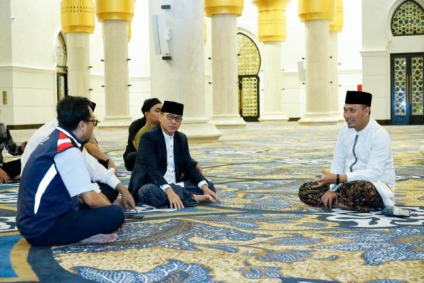 Manfaatkan masjid tidak hanya sekadar untuk beribadah namun juga untuk kegiatan pendidikan, sosial, budaya, ekonomi, dan segala aktivitas yang mampu memberdayakan umat.
