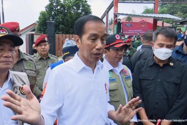 Presiden Joko Widodo (Jokowi) meninjau langsung Kecamatan Cugenang, dalam kunjungannya ke Kabupaten Cianjur pada Kamis